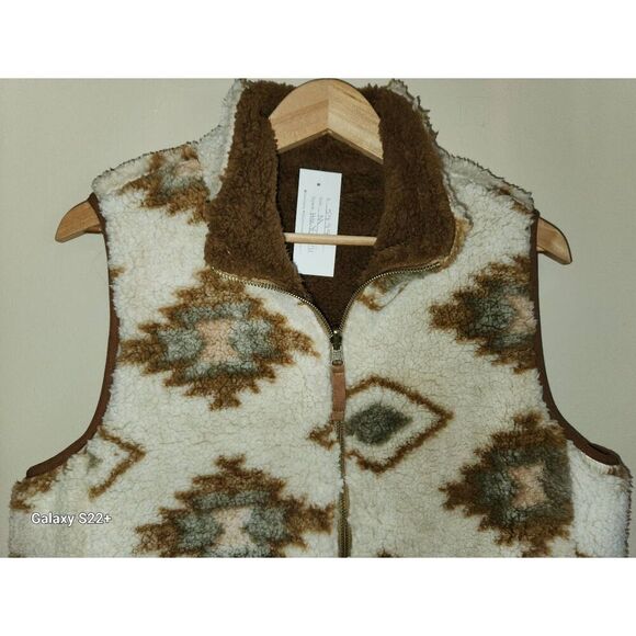 V23  Hem & Thread Southwestern Brown & Cream Sherpa Reversable Vest - Picture 9 of 10
